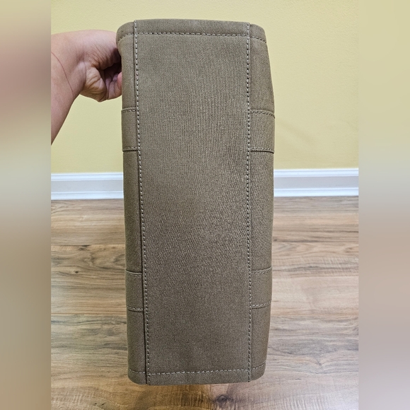 🎉HOST PICK🎉 Marc Jacobs The Canvas Large Tote - Picture 6 of 17